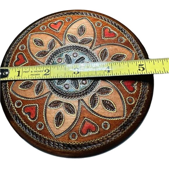 Vtg Wood carved flower heart painted trinket jewelry box. 5 in across 2 in tall - Picture 2 of 6